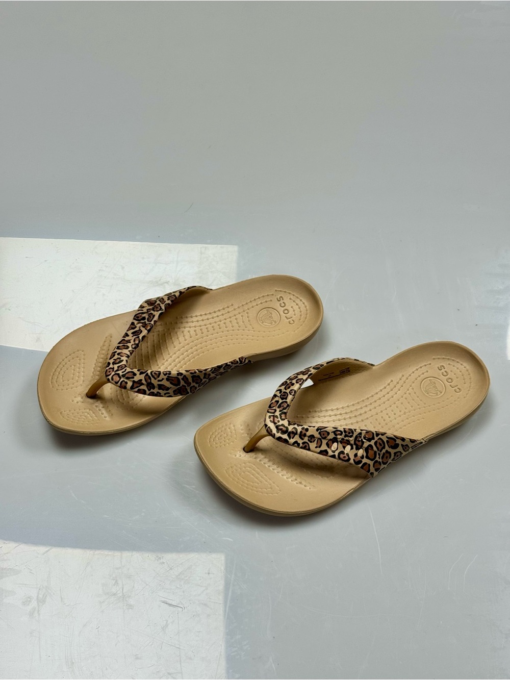 Crocs Kadee II Leopard Gold Flip Flop Sandals Women’s Size 6 Animal Print